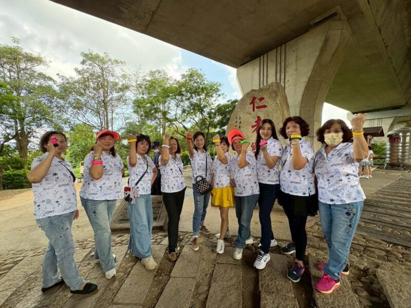 圖 led發光臂帶-鼓勵民眾外出時使用 記者王偉翻攝