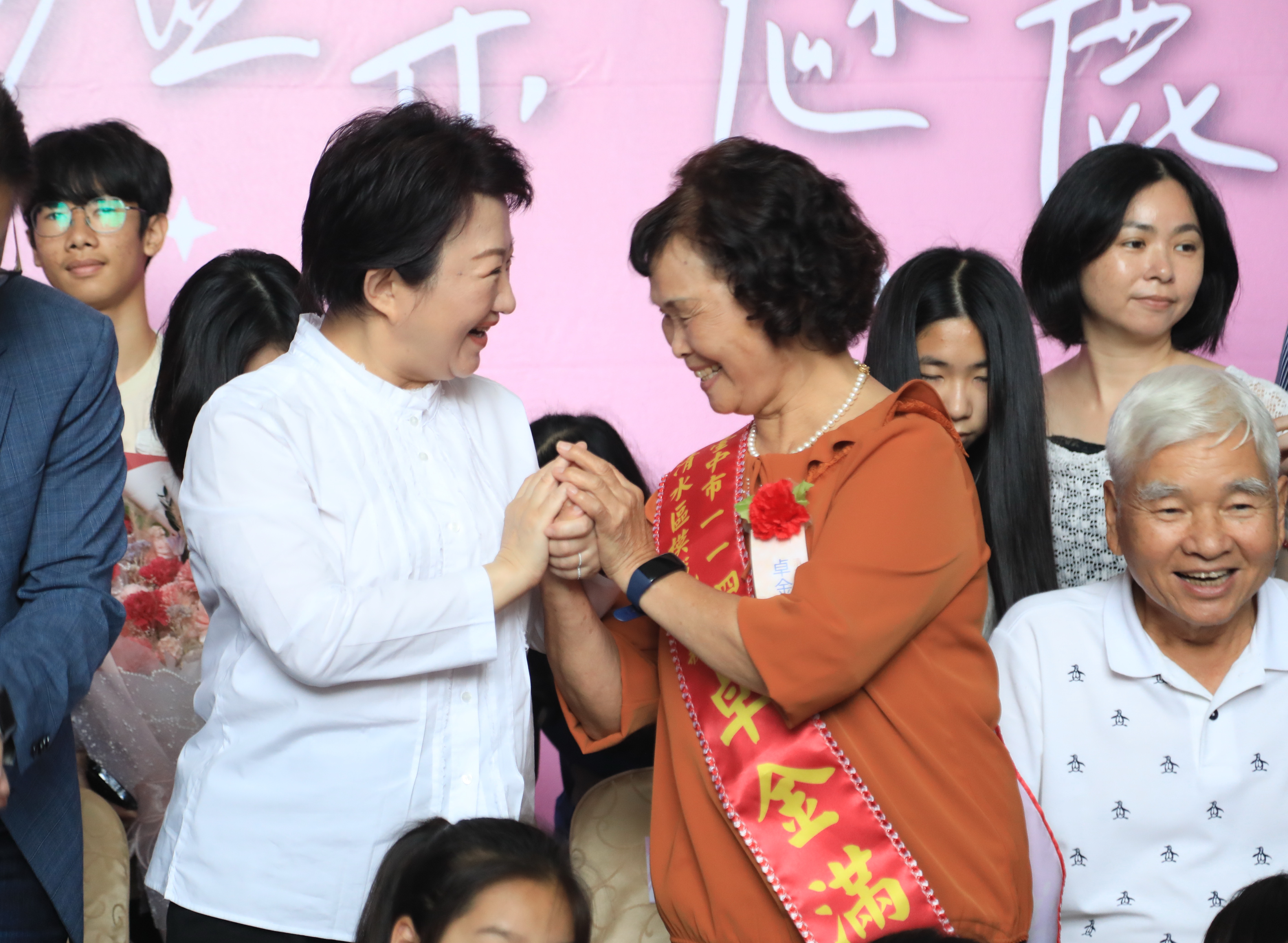 圖 市長與模範母親互動 記者王偉翻攝