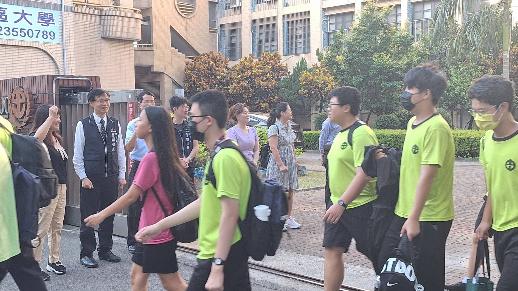 圖 教育局教育會考專車-學生準備登車 記者王偉翻攝