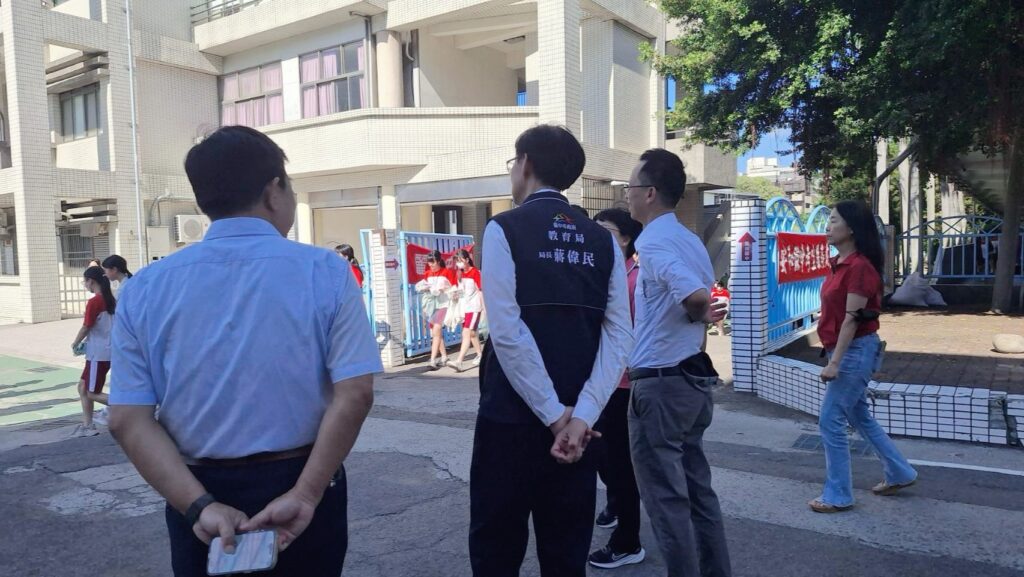 圖 教育局長前往考場學校-西苑高中-為考生-福科國中-加油打氣 記者王偉翻攝