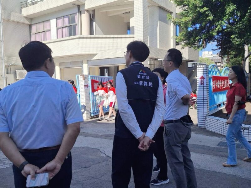圖 教育局長前往考場學校-西苑高中-為考生-福科國中-加油打氣 記者王偉翻攝