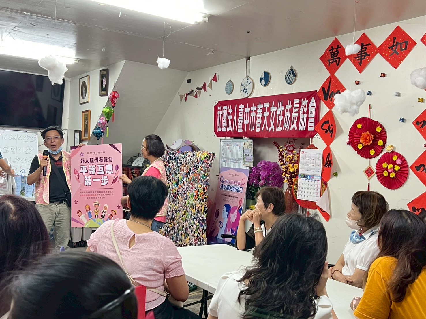 圖東勢地政所在春天女性成長協會宣導外人地權記者王偉翻攝
