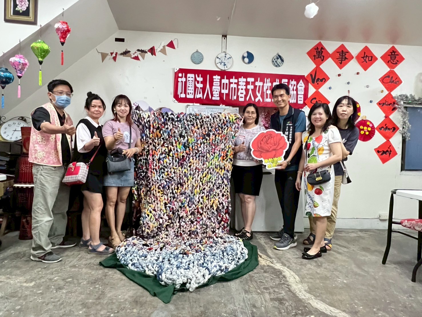 圖東勢地政所結網作品前感謝春天女性成長協會對地政所平時協助記者王偉翻攝