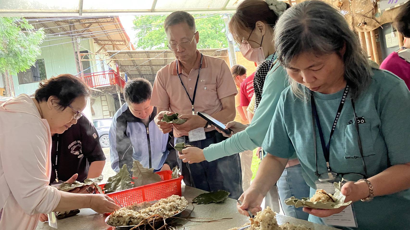 圖 民眾於新社新峰農場製作醃桃diy-認識客家飲食的惜物文化 記者王偉翻攝