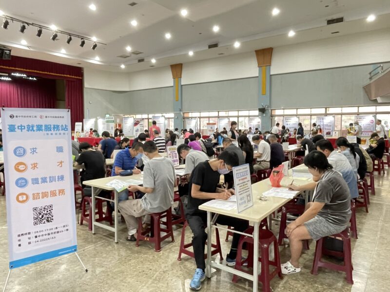 圖 求職包粽-民眾熱絡參加 記者王偉翻攝