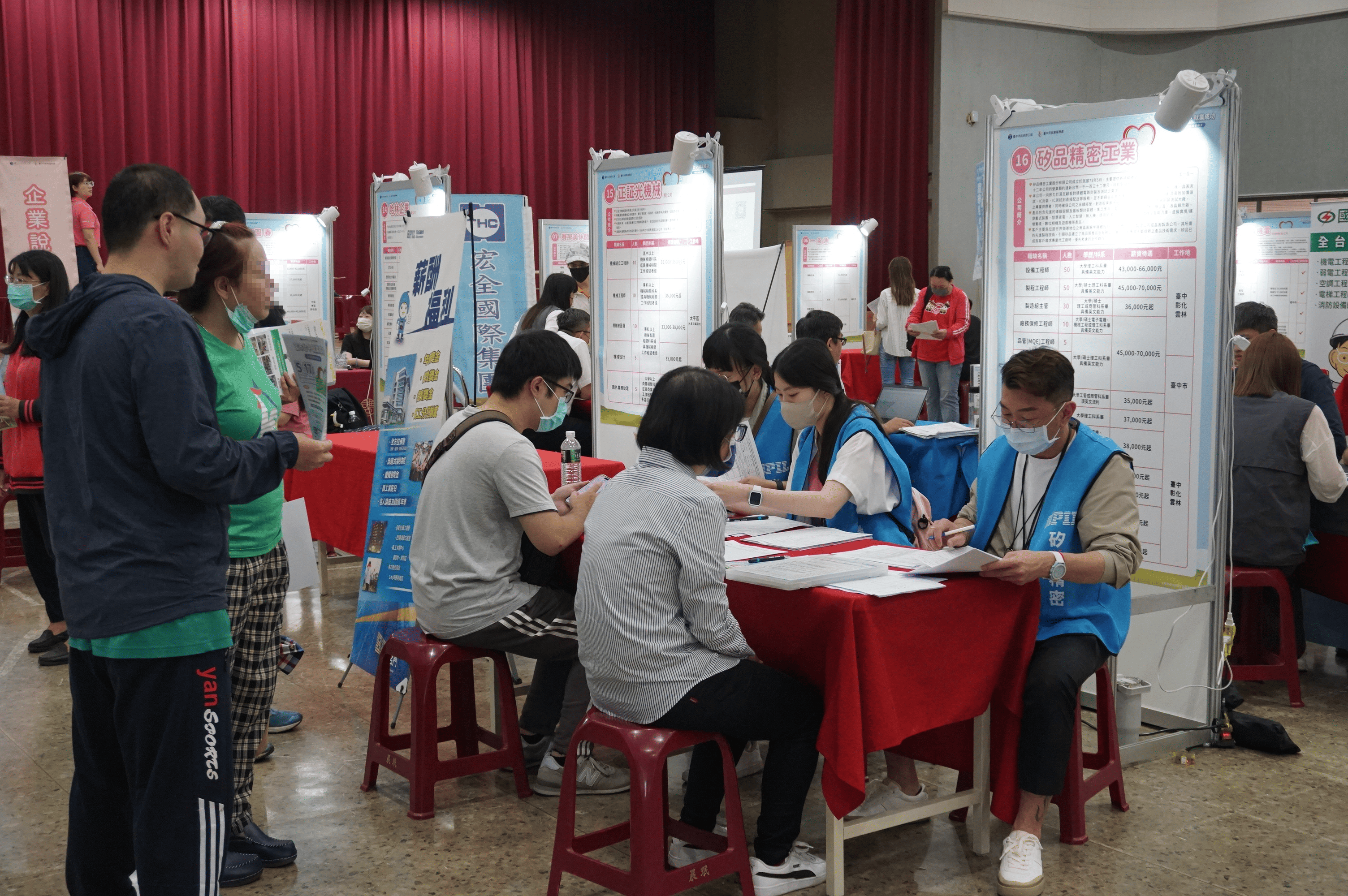 圖 求職民眾踴躍參加面試記者王偉翻攝