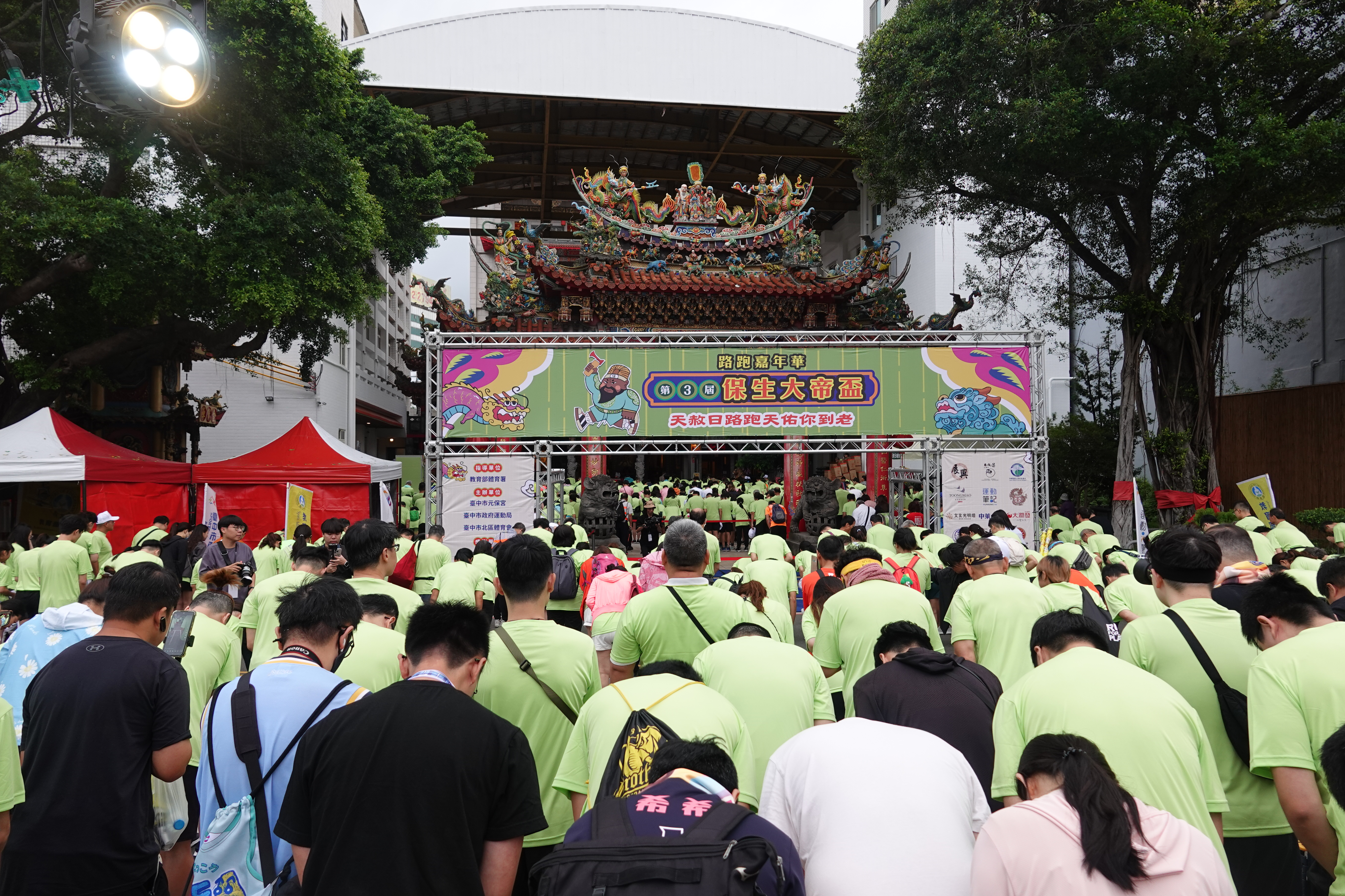 圖 選手齊聚保生大帝廟前行祭拜禮-誠心祈願平安順利 記者王偉翻攝