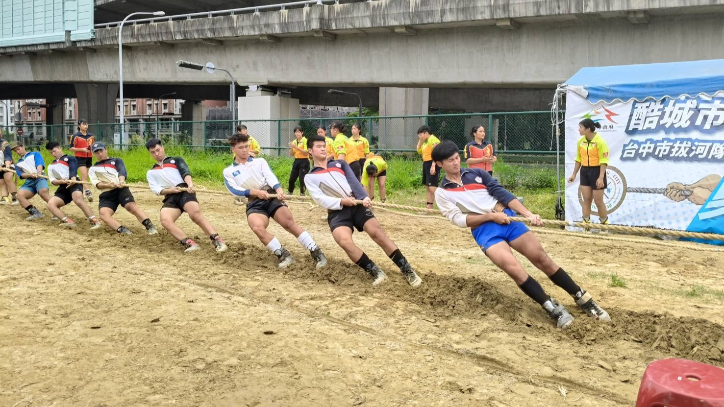 圖 為備戰8月份的成都世界運動會-我國男子拔河代表隊及女子拔河代表隊在臺中太原拔河場刻正積極集訓中 記者王偉翻攝