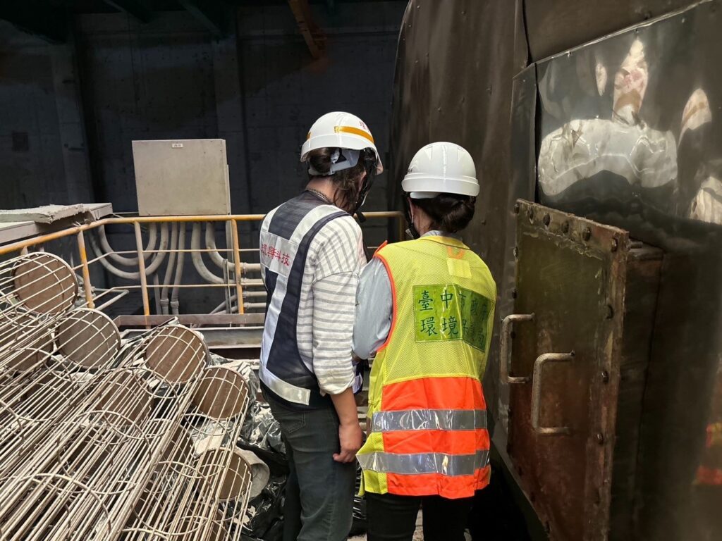 圖 督導歲修期間袋式集塵器籠架更換作業 記者王偉翻攝
