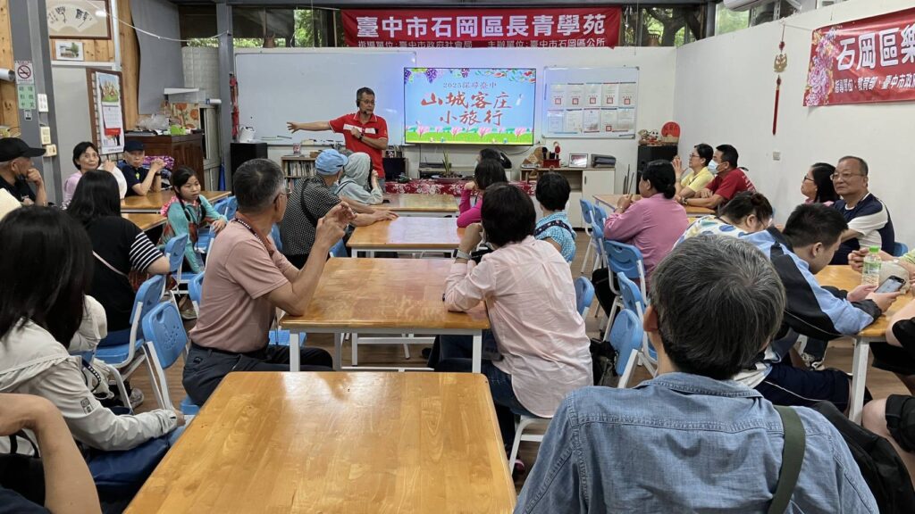 圖 石岡南眉文化促進會鄧文光理事長-親臨導覽電火圳的歷史與生態 記者王偉翻攝