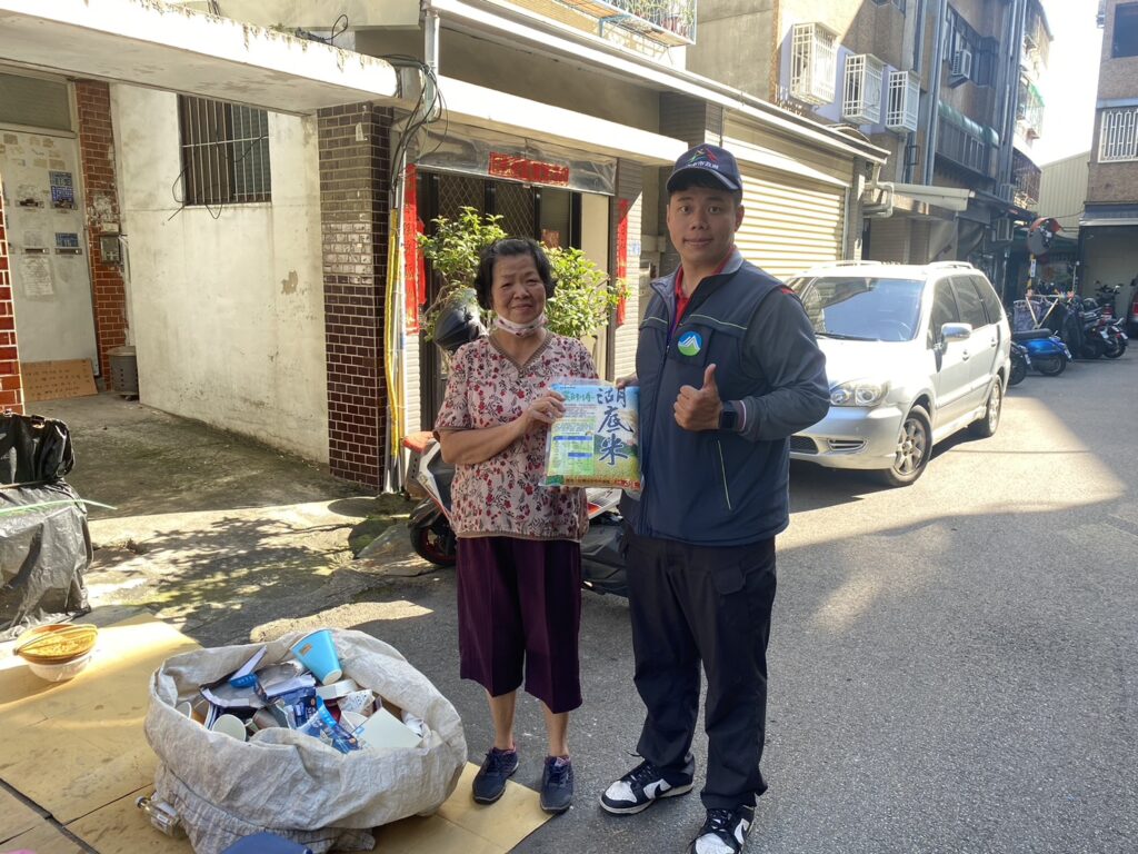 圖 端午送米照片 記者王偉翻攝