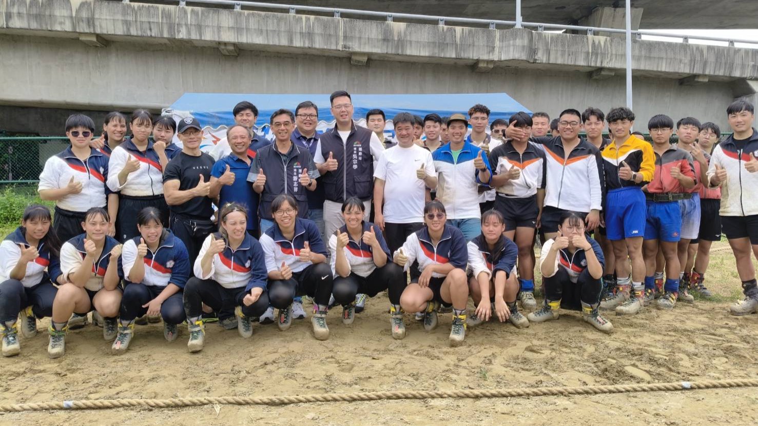 圖 到拔河代表隊集訓地為選手及教練加油打氣 記者王偉翻攝