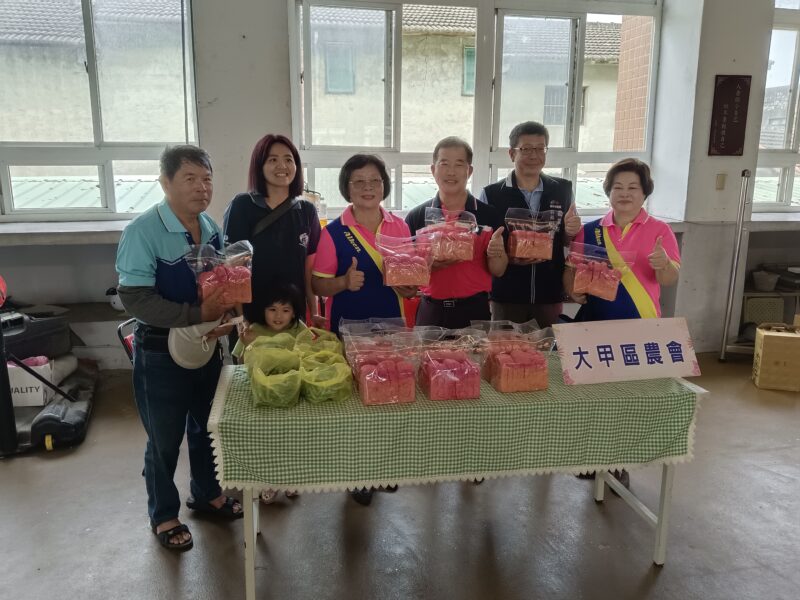 圖與大甲區青農合影記者王偉翻攝