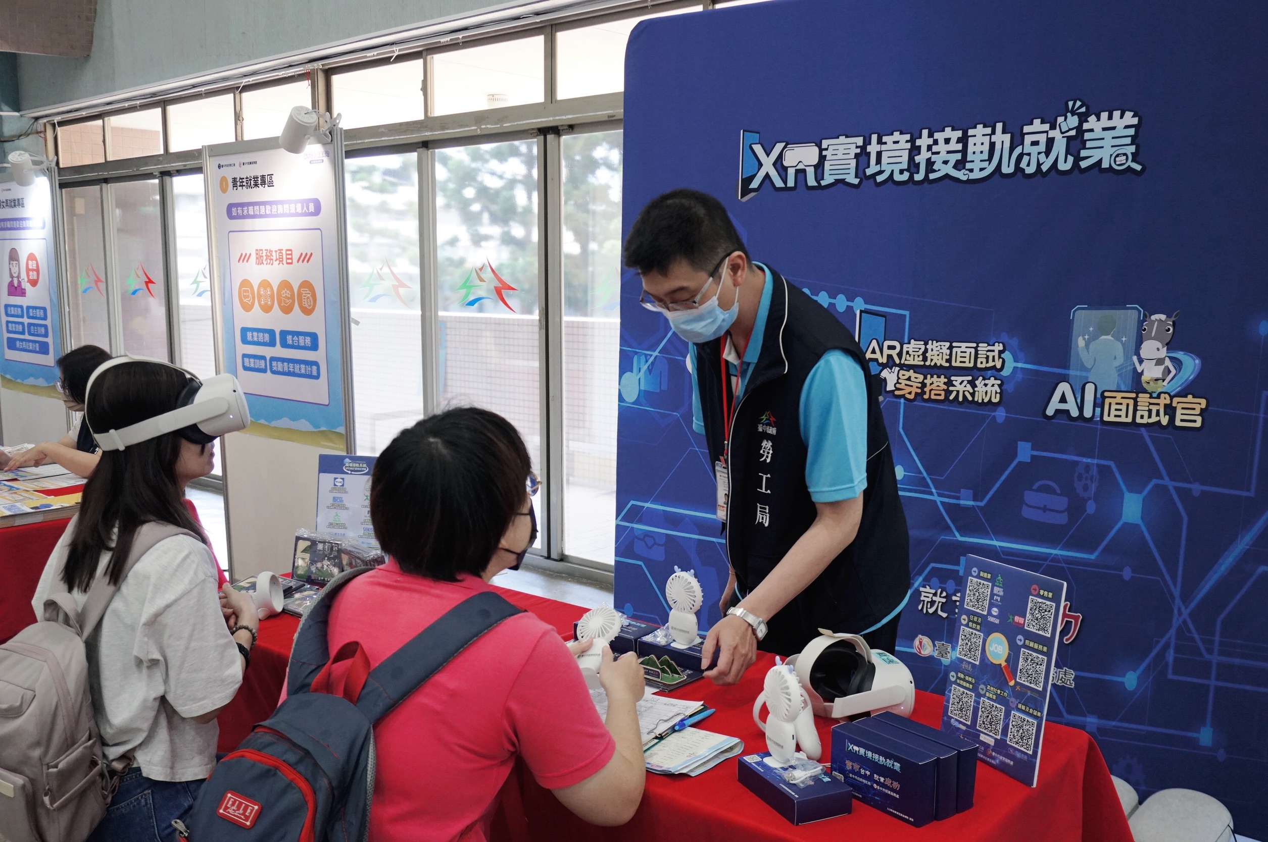 圖 透過vr體驗實境瀏覽工作環境 記者王偉翻攝
