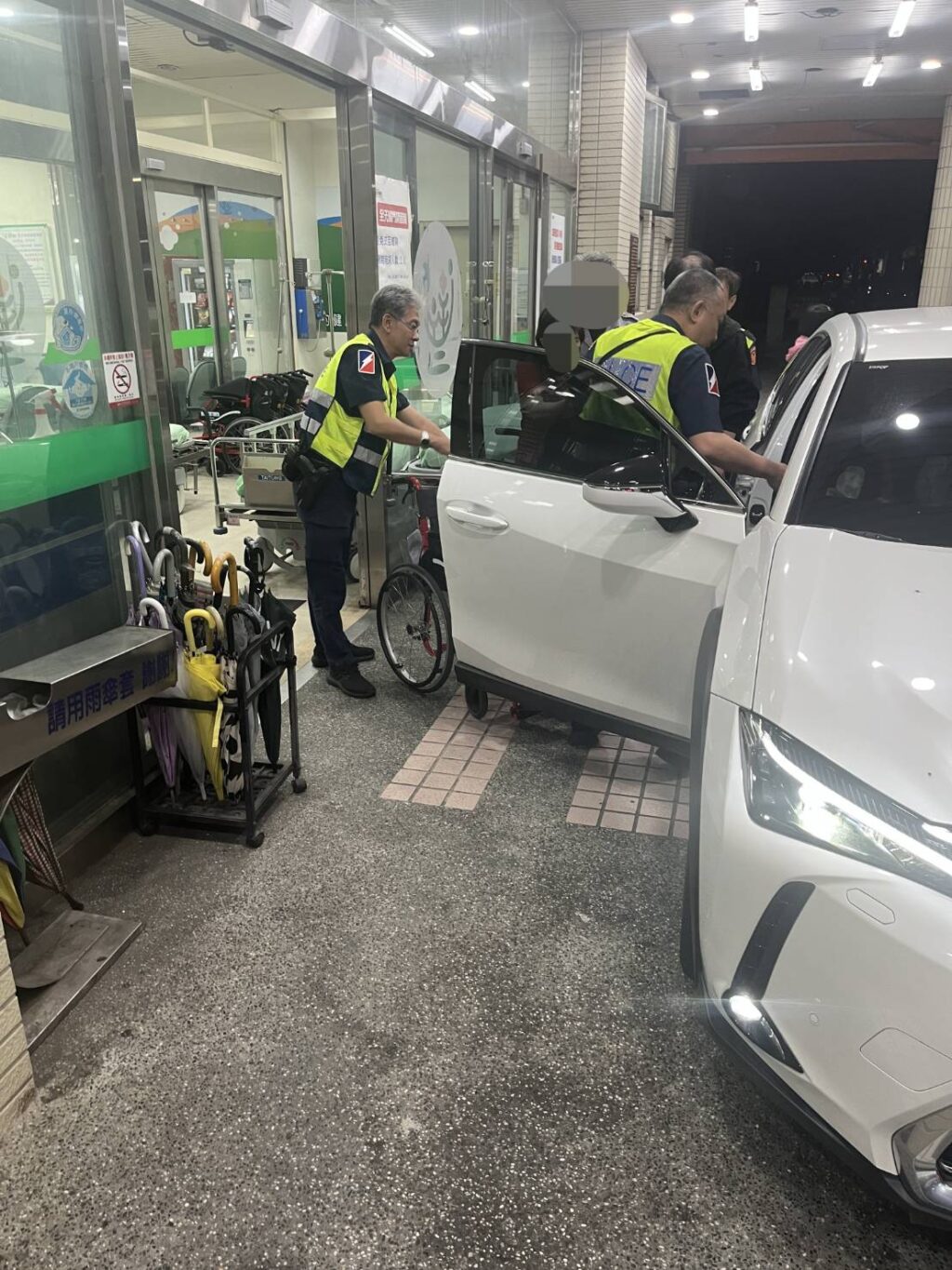 圖文:中市保大暖警送醫 母女平安。