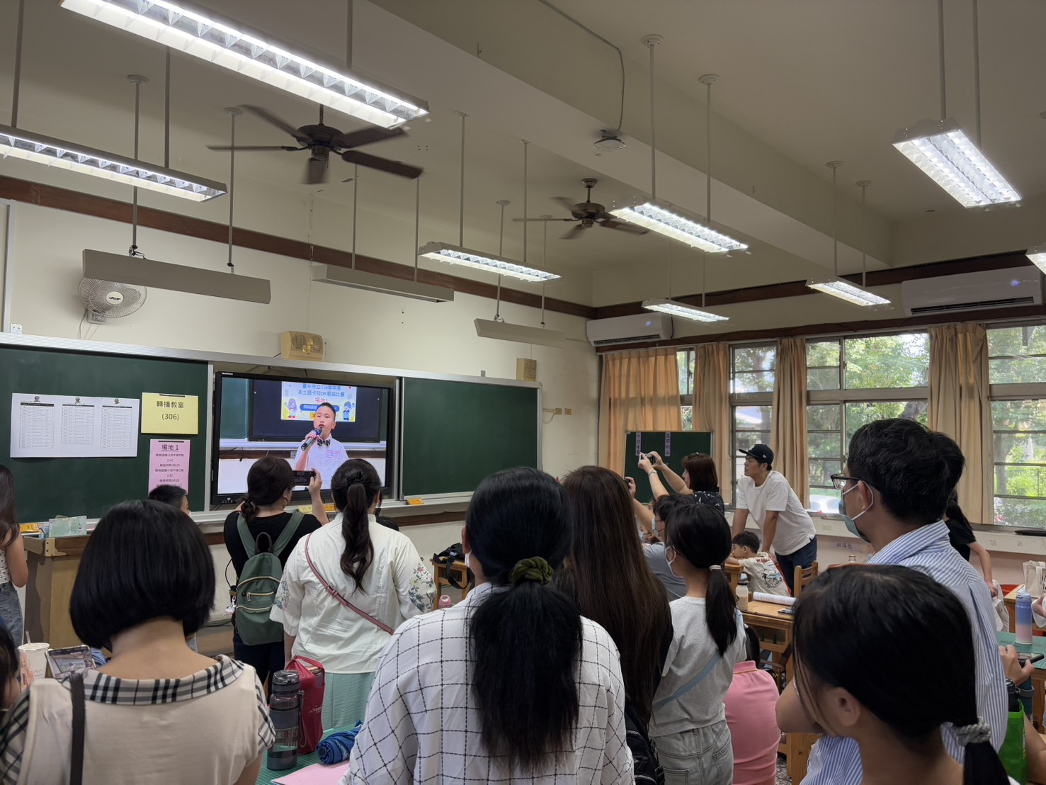 圖 家長教師觀看學生表演轉播 記者王偉翻攝