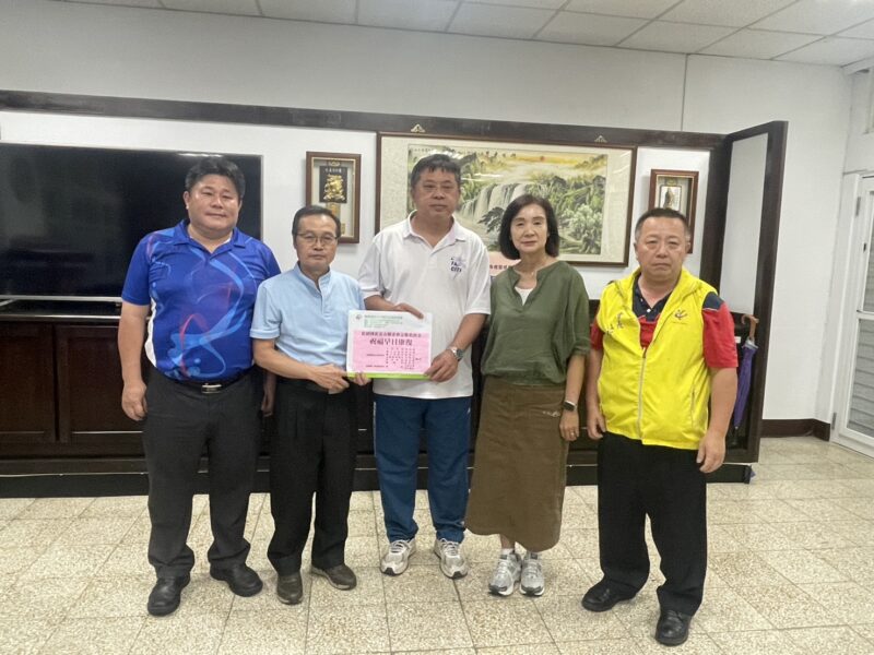 圖文:救國團新北市團委會關懷行動 慰問三峽國中車禍受傷學生(張首都提供)。