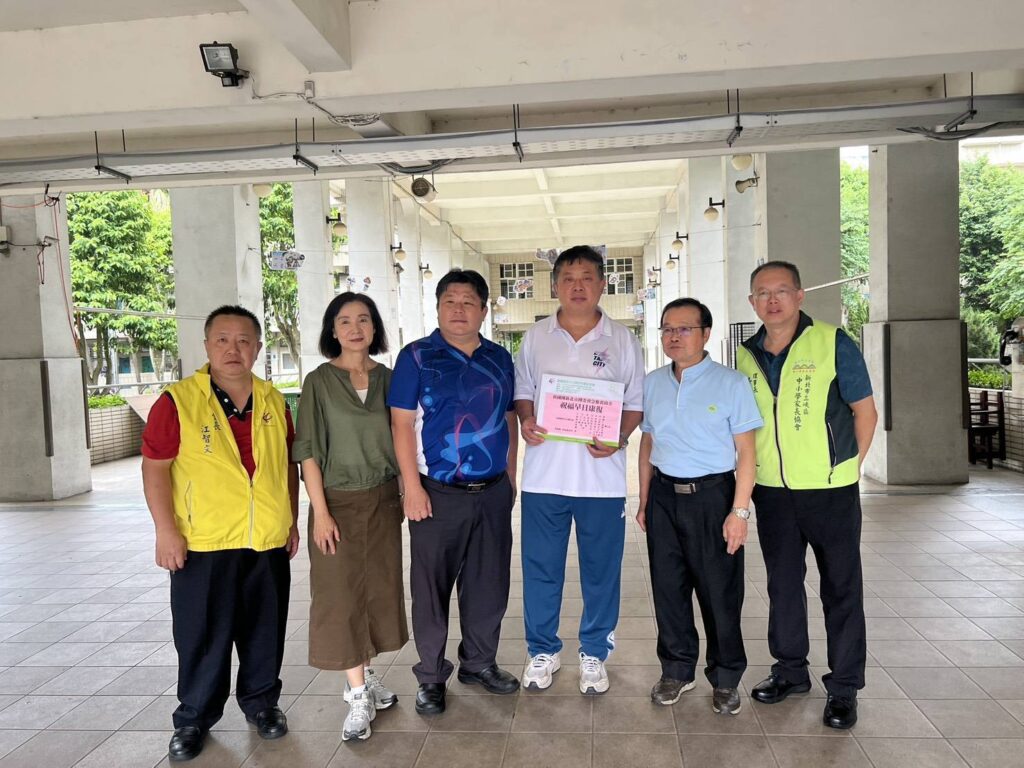 圖文:救國團新北市團委會關懷行動 慰問三峽國中車禍受傷學生(張首都提供)。