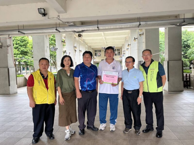 圖文：救國團新北市團委會關懷行動 慰問三峽國中車禍受傷學生（張首都提供）。