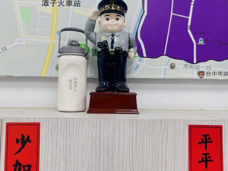 圖文:保溫杯平拍展示照+刻字細節近拍。