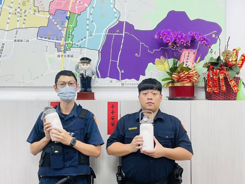 圖文:員警合照手持保溫杯站成一排或圓形構圖,展現團隊感與節慶氣氛警察節當天潭北派出所充滿笑聲與溫情,同仁手持專屬保溫杯開心合影。