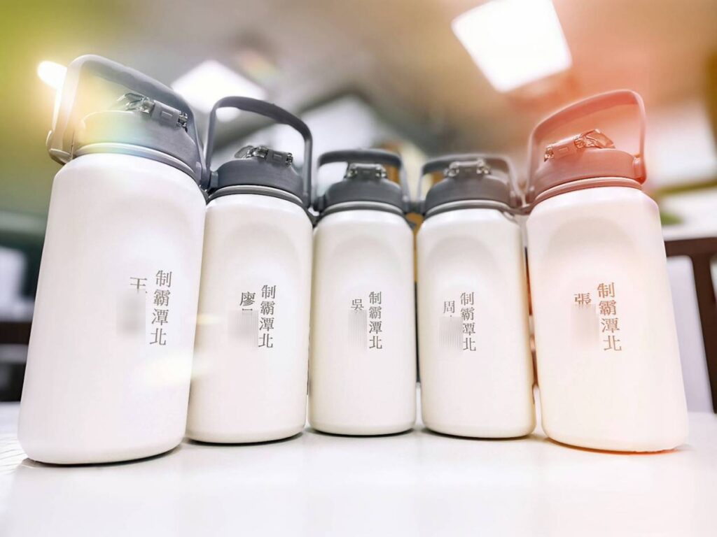圖文:杯子排列整齊,可放警帽或證件作背景強化主題每位同仁名字都在上面,這杯不只保溫,更承載著一份敬意與團結。