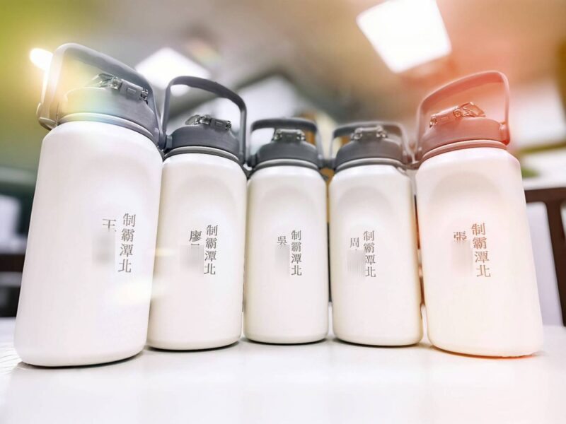 圖文：杯子排列整齊，可放警帽或證件作背景強化主題每位同仁名字都在上面，這杯不只保溫，更承載著一份敬意與團結。
