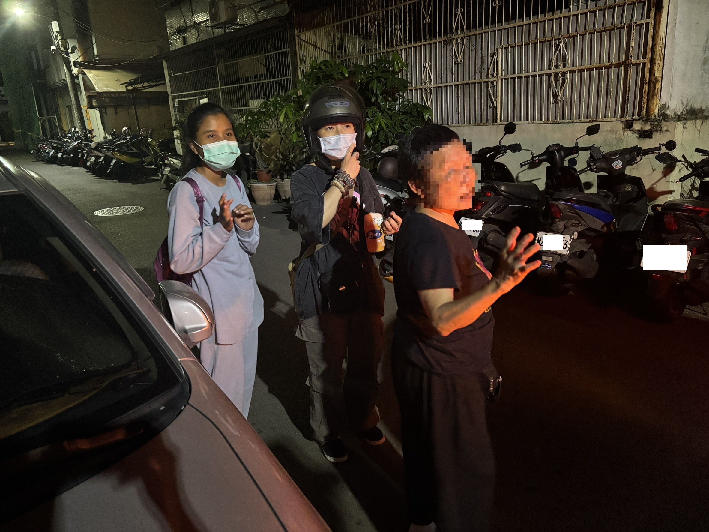 公益派出所警員陳煒淂與馮婕妮憑手機奇蹟開機　尋回徒步10公里失聯老婦助平安團圓