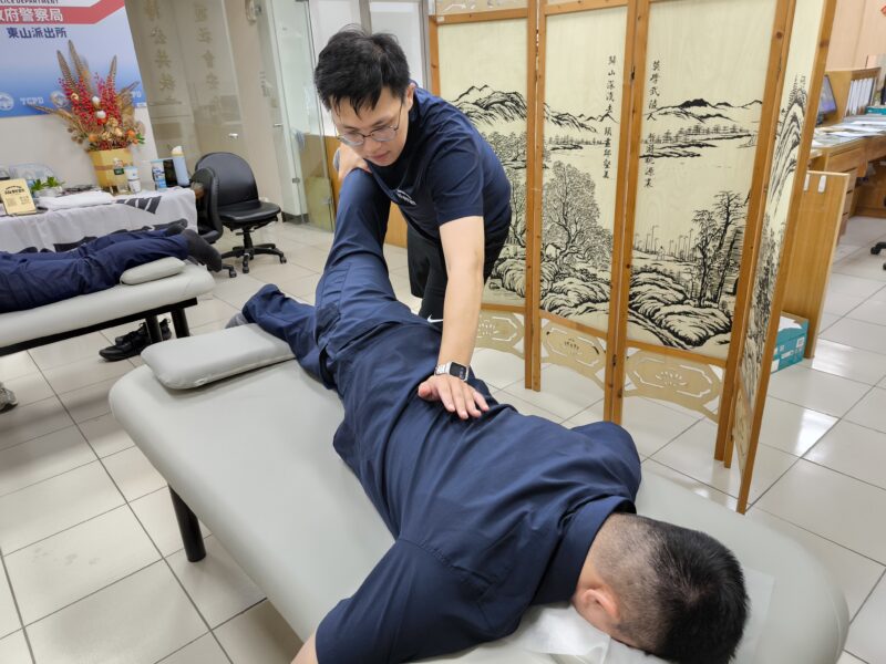 圖文:五分局東山所歡慶警察節 運動按摩師為波麗士抓龍鬆一下。