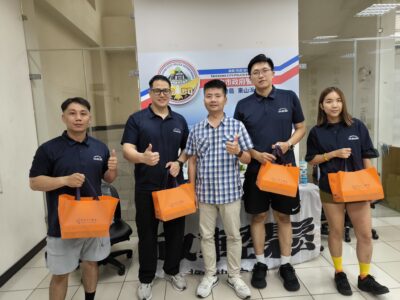 圖文：五分局東山所歡慶警察節 運動按摩師為波麗士抓龍鬆一下。