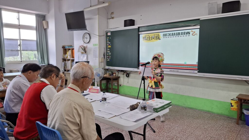 圖 參賽學生自信的用族語朗誦題目 記者王偉翻攝