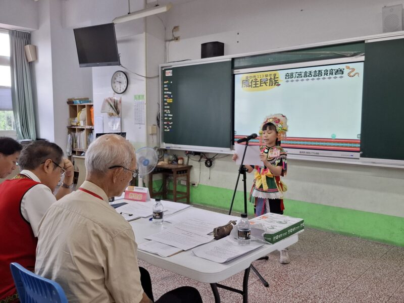 圖 參賽學生自信的用族語朗誦題目 記者王偉翻攝