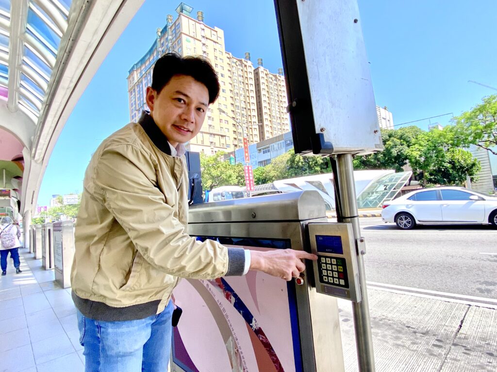 圖 台灣大道行經公車路線10多條-採用數字鍵盤按下公車號次-笑臉鈴鐺服務燈即亮起 記者王偉翻攝