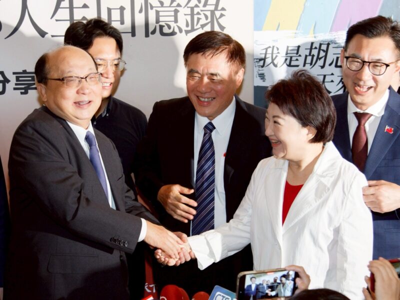 圖 市長盧秀燕與前市長胡志強握手致意-中為前台北市長郝龍斌-最右為立法院副院長江啟臣 記者王偉翻攝