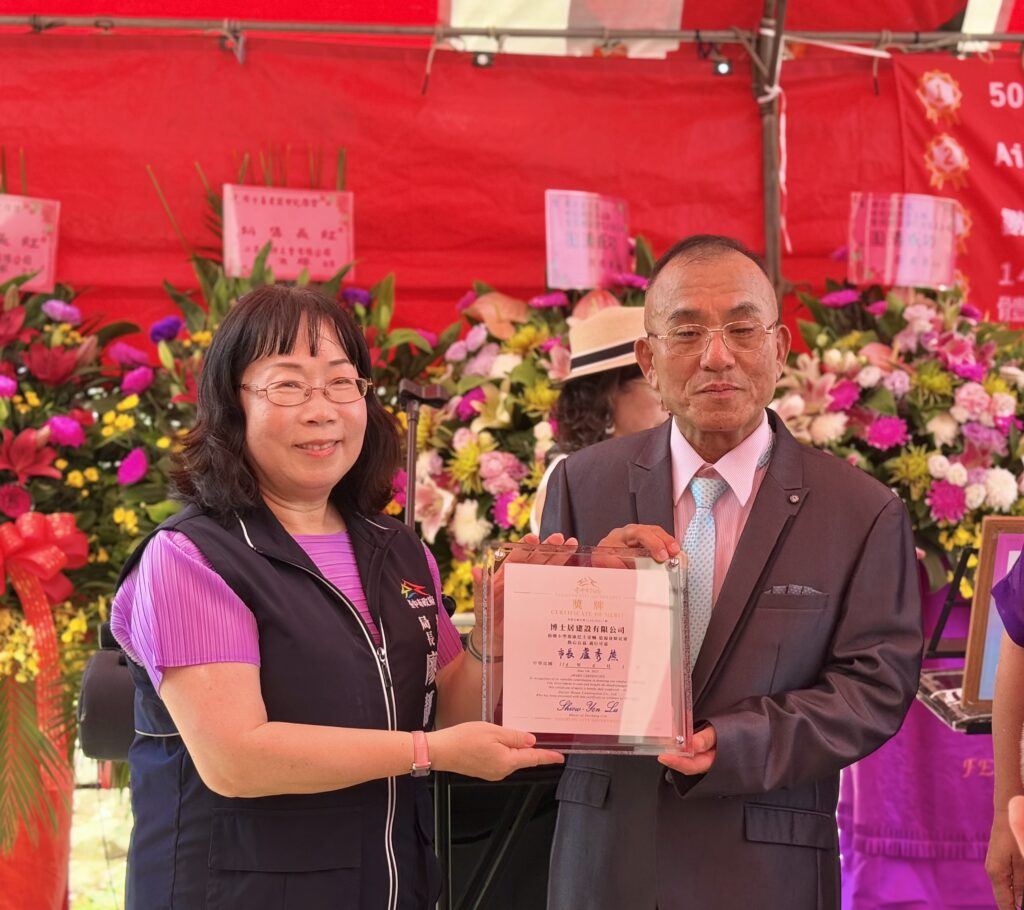 圖 廖局長致贈小作所學員製作的紀念品 記者王偉翻攝