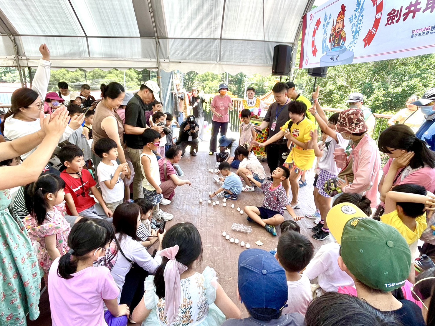圖 戰況激烈的立蛋比賽 記者王偉翻攝