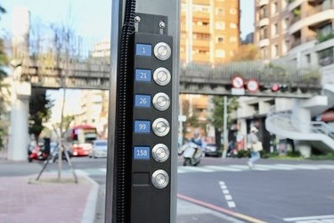 圖 服務燈顯示公車路線-能讓公車駕駛秒懂有人候 記者王偉翻攝