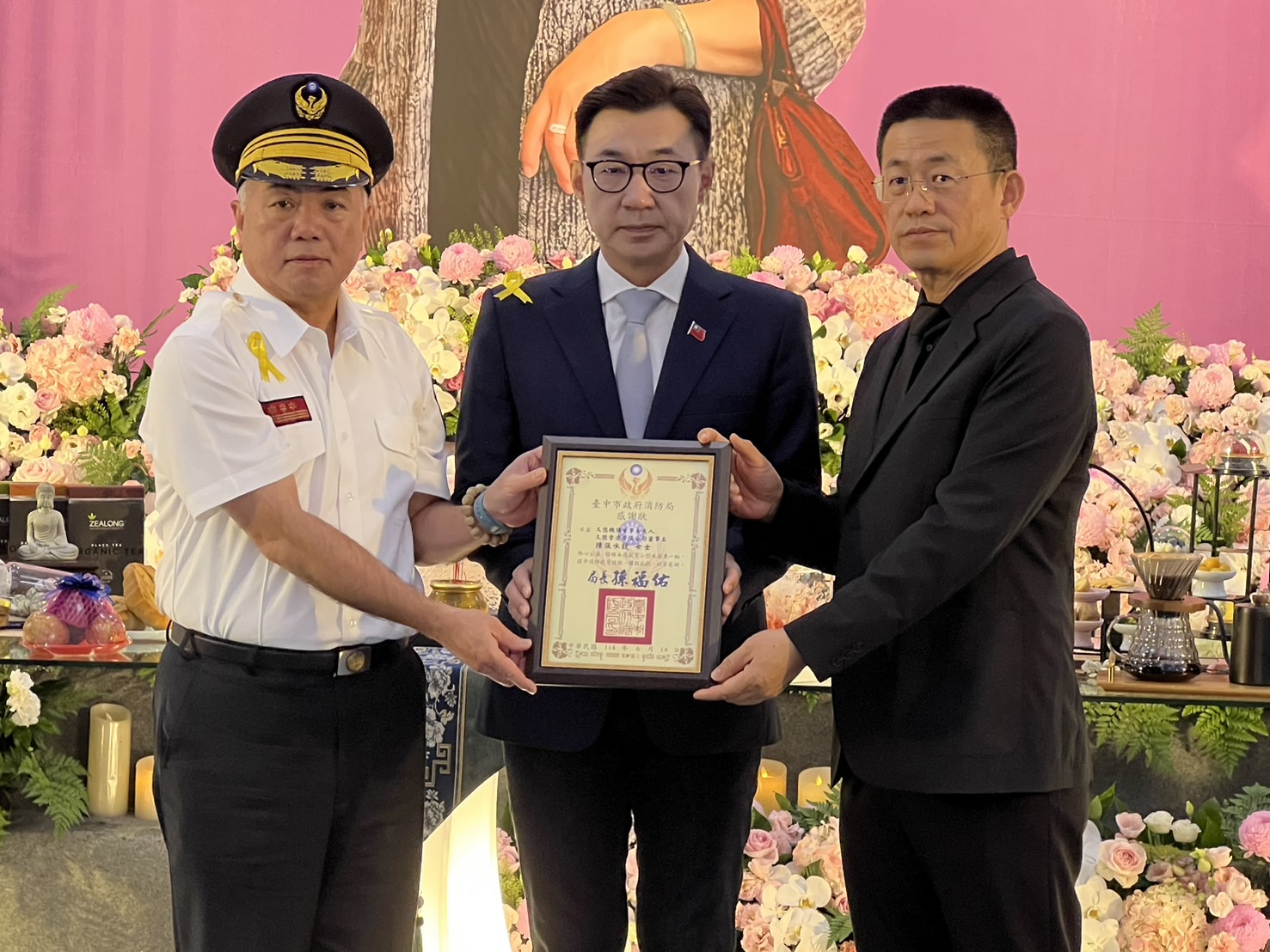 圖 消防局長孫福佑致贈感謝狀表彰善行義舉 記者王偉翻攝