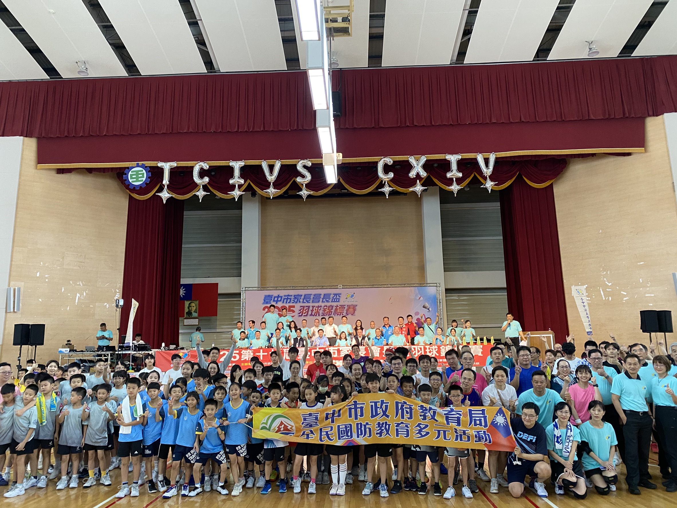 圖 第17屆臺中市家長會長盃羽球錦標賽選手與來賓大合照 記者王偉翻攝
