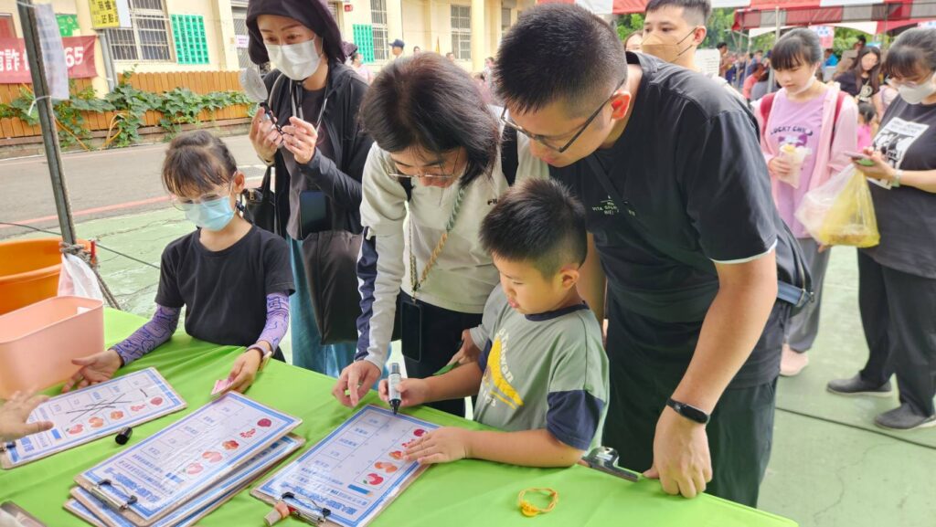 圖 親子闖關遊戲 記者王偉翻攝