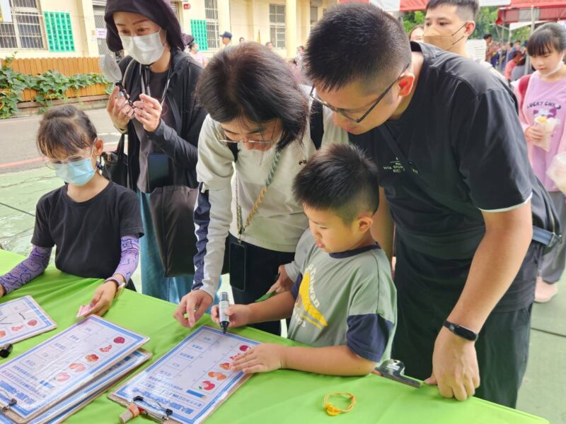 圖 親子闖關遊戲 記者王偉翻攝