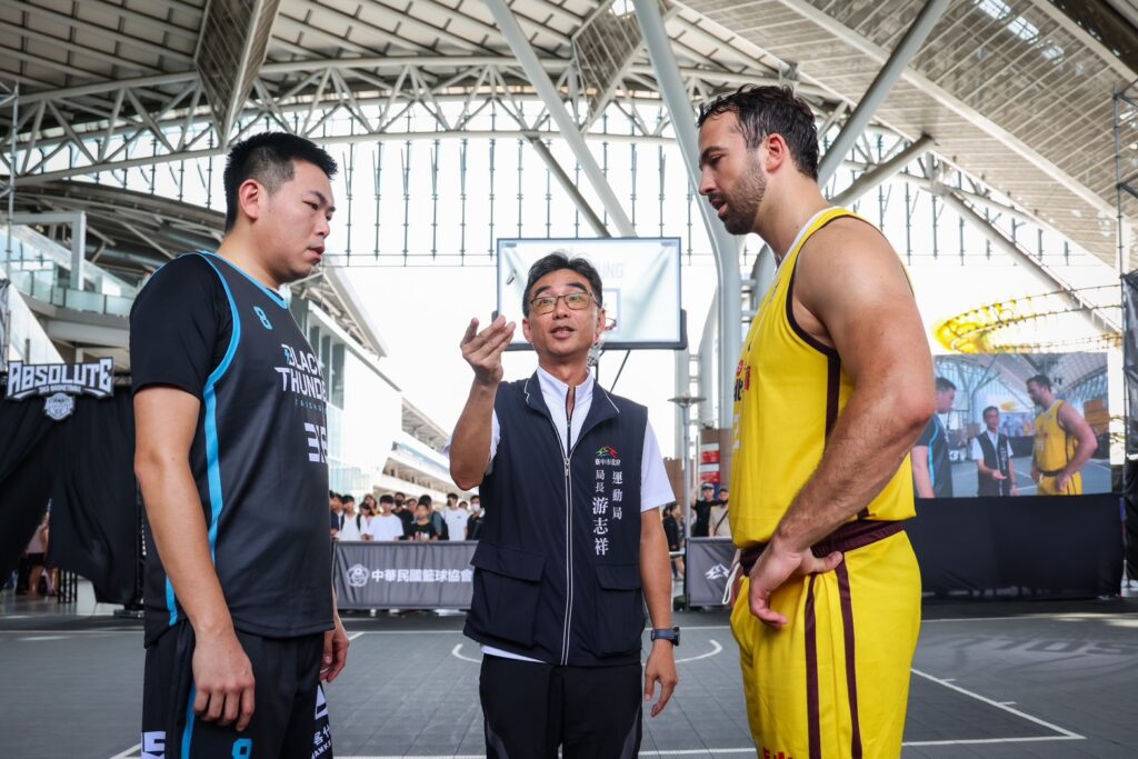 圖 運動局長游志祥代表市長盧秀燕進行開球儀式 記者王偉翻攝
