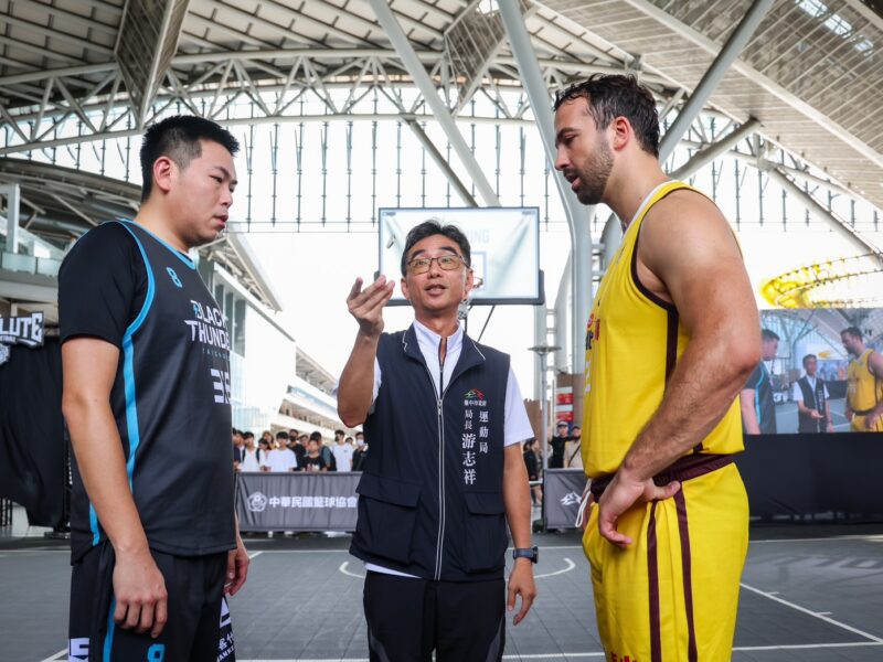 圖 運動局長游志祥代表市長盧秀燕進行開球儀式 記者王偉翻攝
