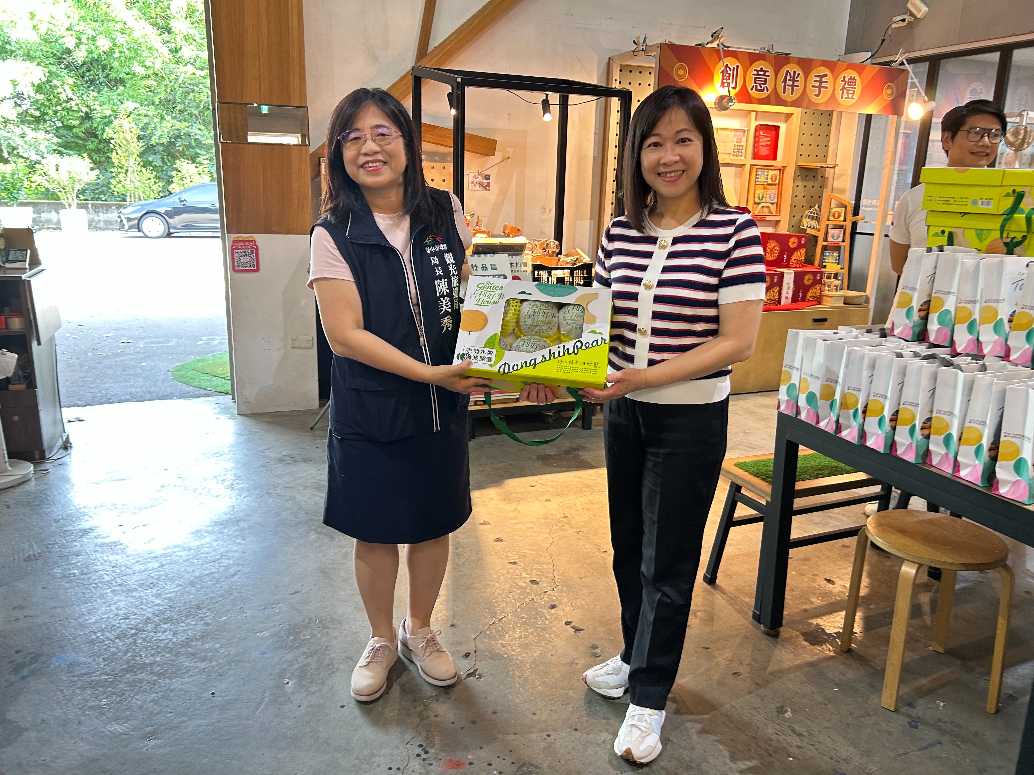 圖 陳美秀局長贈送東勢水果禮盒予中華航空香港分公司代表 記者王偉翻攝
