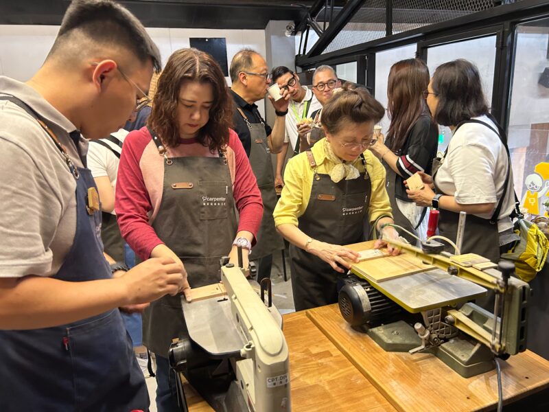圖 香港踩線團體驗親手製作木製行李吊牌 記者王偉翻攝