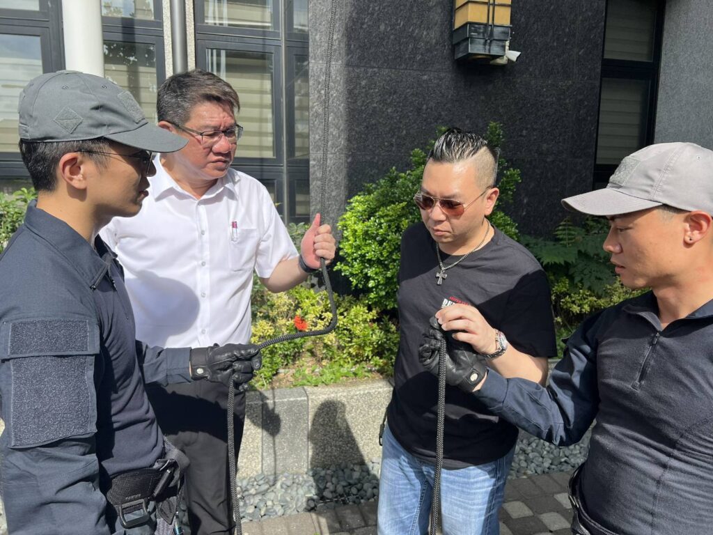 圖文:暖心慈善會捐贈攻堅利器、垂降繩、下降器 強化中市特警執勤安全。