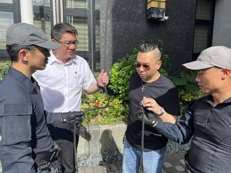 圖文：暖心慈善會捐贈攻堅利器、垂降繩、下降器 強化中市特警執勤安全。