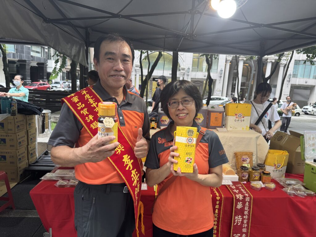 圖 2025臺中蜂華得獎農民共同參與推廣展售活動 記者王偉翻攝
