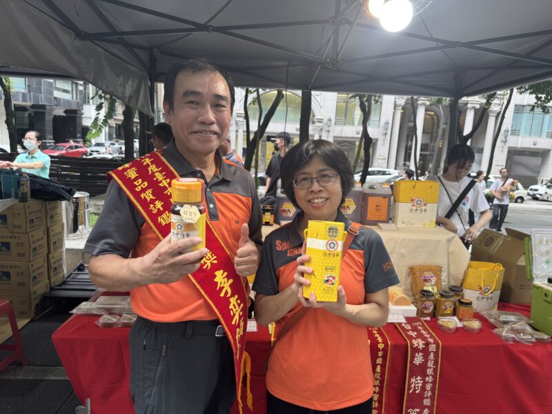 圖 2025臺中蜂華得獎農民共同參與推廣展售活動 記者王偉翻攝