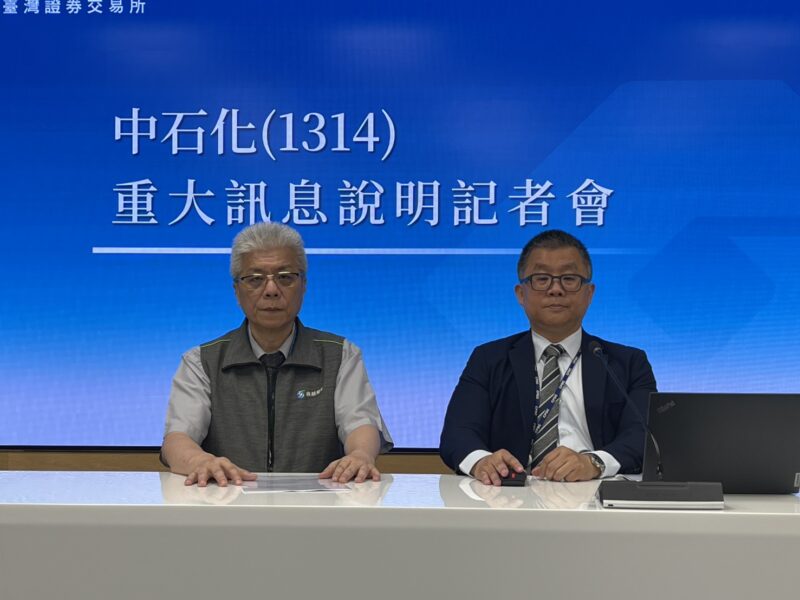 圖文:穿西裝的是中石化陳穎俊總經理;另外一位是鼎越財務長蔡志章先生。